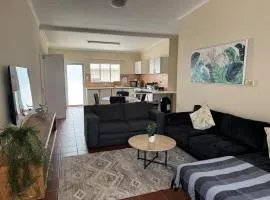 Casa Grove Windhoek! Sleeps 6