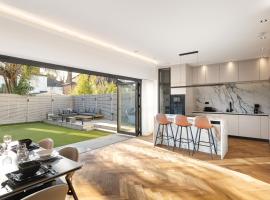 Spacious 5-Bedroom Family Home in Prime Location, hotel a Hendon