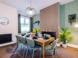 Spacious 4 Bed Home in Crewe by 53 Degrees Property! Perfect for Groups & Families