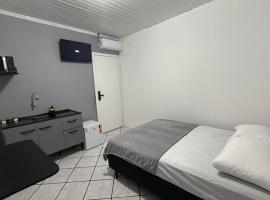 Flat completo em excelente localização, hotel i Chapecó