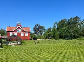 Unik villa med utsiktstorn, orangeri och badtunna, hotell i Lysekil