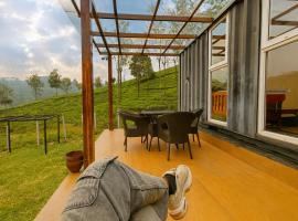 The Leafy Nook Container Stay- 360 degree Tea Plantation near Ooty، فندق في كونور