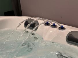 Romantic getaway with private hot tub, hotel sa Belfast