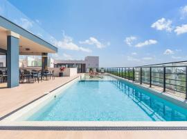 Beautiful Studio with kitchen AC Gym Pool Ocean View from the rooftop, hotel en Playa del Carmen