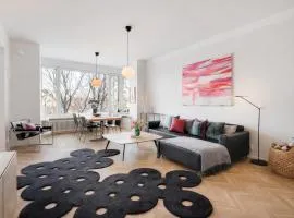 Luxury Designer Gem w Sauna steps to Central Station