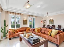 YOLO Spaces - Sotogrande Marina Duo Apartment, Hotel in Sotogrande