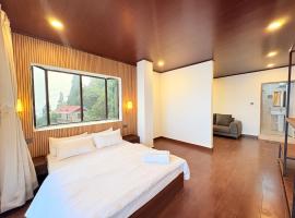 The Emili Hotel & Restaurant With Mountain View Parking Facility Near Giddha Pahar View Point, hotel di Kurseong