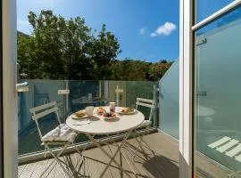 Clifftop Watch, River View and Balcony, 1 BR, Parking, Beach 10 min walk