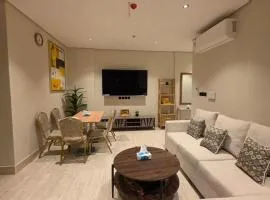 شقة بصالة وخمس غرف نوم بالقرب من المدينة العالمية