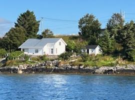 Historic Cabin By The Atlantic Ocean Road, hotell i Vevang
