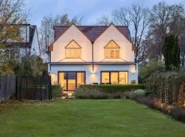 Large & Modern 4 Bed Family Home