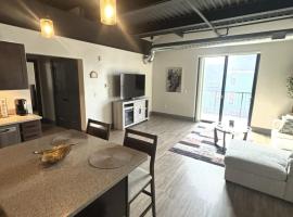 203 - New Luxury Downtown Condo with Fireplace, hotel i Kalamazoo