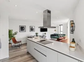 Luxury 3BR Apt Sleeps 10, Wembley & Park Views