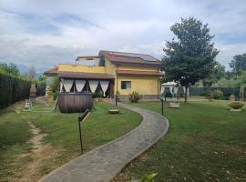 Charme rustico con ampio giardino e piscina, khách sạn ở Carrara