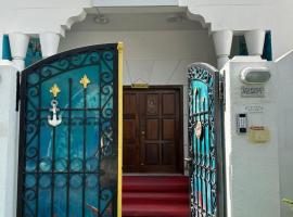 Lunar Beach Hostel, хостел в Абу Даби