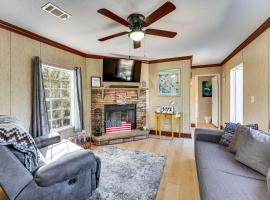 Less Than 1 Mi From Suwannee River, Hideaway with Lanai, Hotel in Old Town