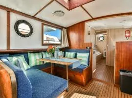 Authentic houseboat city center 'Loosdrecht'