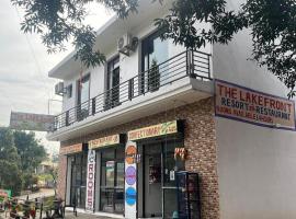 The Lake Front Resort and Restaurant, хотел в Панчкула