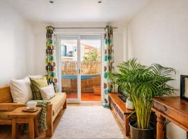 Bright Family Apartment Near Beach & Train, hotel v destinaci Oeiras