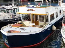 Authentic houseboat Amalia