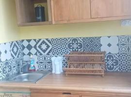 Studio charmant avec piscine privée à Tartane - 60 m², ξενοδοχείο σε Tartane