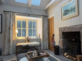 Cosy Highland Cottage in the Woods on Royal Deeside，Coldstone的飯店