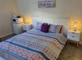 Resort Like Stay at a Cozy Relaxing Private Room Near UCI, готель у місті Ірвайн