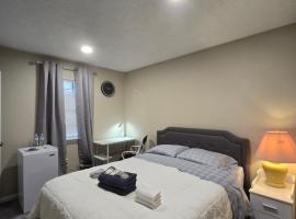 Private Queen Room with Smart TV Guesthouse, ξενοδοχείο σε Stone Mountain