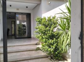 Luxurious Modern Apartment Near Airport and city, готель у місті La Soukra