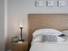 The Chelsea - King 1BR in Rosslyn with Queen Sleeper, Free Parking & Metro Access