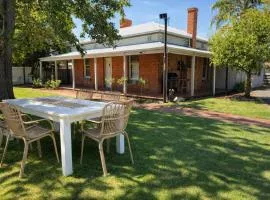 Spacious Stylish Group Stay Sleeps 12 5bed3Bath