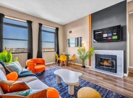 Colorful 2Bed Apt Heart of Downtown Lake Views, Hotel in Cleveland