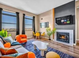 Colorful 2Bed Apt Heart of Downtown Lake Views