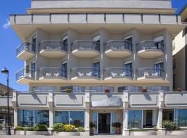 Hotel Dei Cesari - Fronte Mare - Breakfast XXL fino alle 12، فندق في بيلاريا-إيجيا مارينا