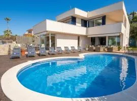 Villa Med A 2 kilometros andando de la playa, del puerto de Aguadoç y a 4 del centro de Sitges Muy Soleada todo el dia Capacidad superior a 16 personas NO REQUIERE COCHE