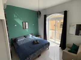 Next to beach Sliema Stay, Cozy, Air-Conditioned, Self Check-In