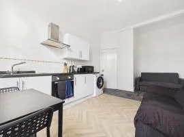 West End Traditional Flat with Free Parking