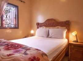 Tekrour- la case des hotes-Chambre privée avec piscine et terrasse, готель у місті Мбур