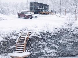 Woodrush Cabin a Charming Lakefront Tiny Cabin, hôtel à Victoria Road