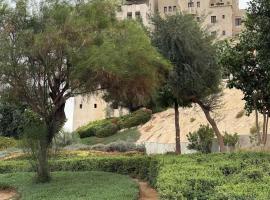 Dubai Festival city Casa HEMY Peaceful Stays, hotel i Sabkhah