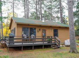 Cozy 2 Bed Room Cabin - Versatile & Airy - Sleeps 5 - Netflix CB12, hotel di Babbitt