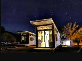 NEW! Modern Cabin Tiny Home at Cliffside #1, hotel em Orderville
