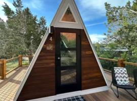 NEW! Unique Modern Glamping Chalet #4, ξενοδοχείο σε Orderville