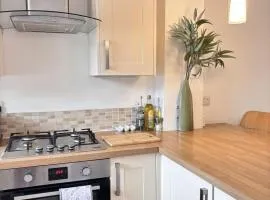 Peace and comfort in town house close to station