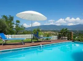 Villa immersa nel verde della Toscana