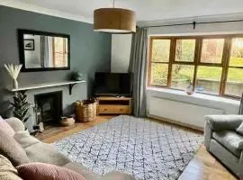 Spacious Village House near Oxford with Woodburner