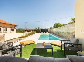 Casa da Aldeia - Exclusive Upper Floor with 3 Bedrooms and Private Pool, hotel i Fuinhas