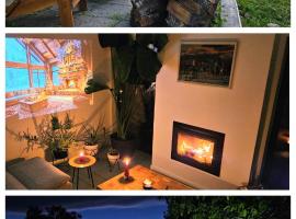 Black Walnut House with indoor outdoor fireplace, hotel en Izvoarele