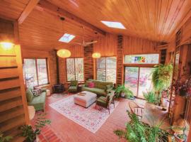 Luxury Wooded Retreat Sunroom Hot Tub Game Room, hotel di Lawrence