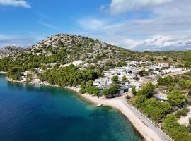 Ahoi Hause 10 Strandhaus mit Meerblick & privatem Zugang, hotel a Drage